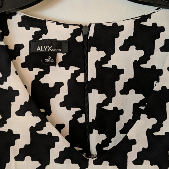 Dress - Picture 2 of 6